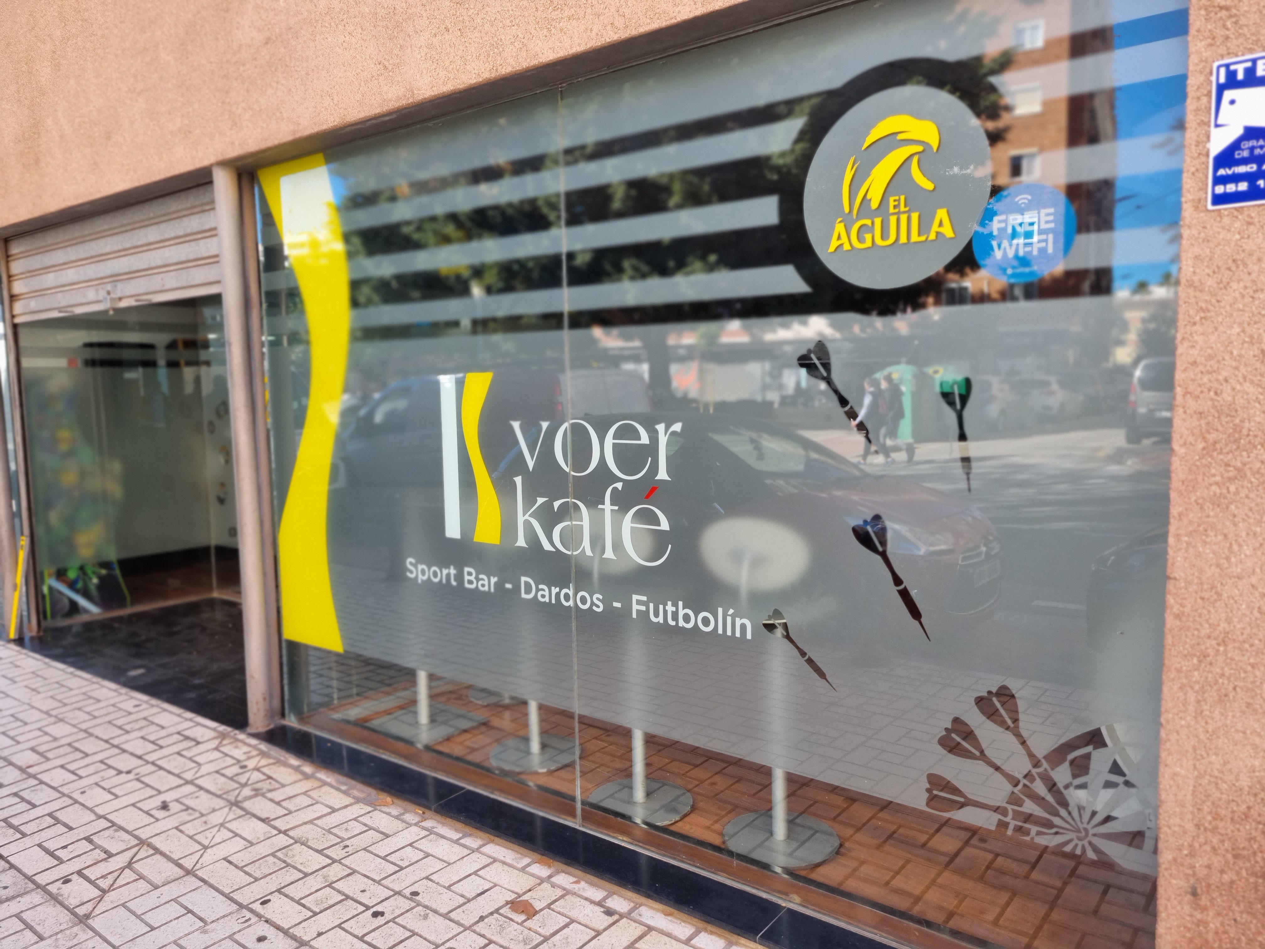 Vinilo al ácido en mampara de oficina